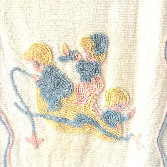 Vintage EUC chenille baby blanket/crib spread